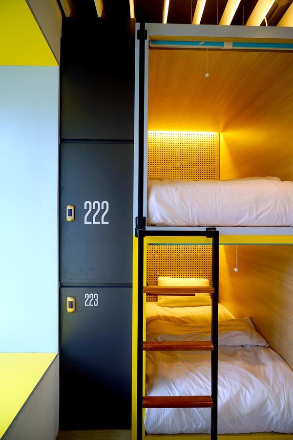 Borough Capsule Hostel Bali Legian Esterno foto