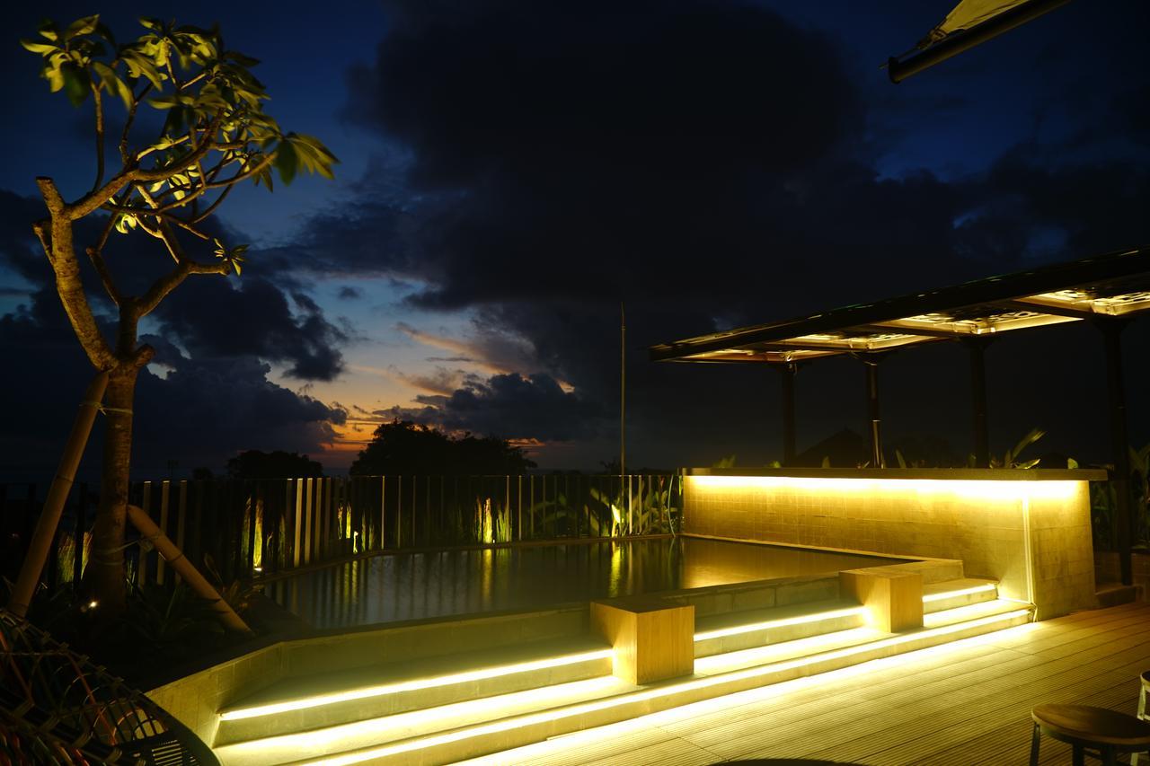 Borough Capsule Hostel Bali Legian Esterno foto