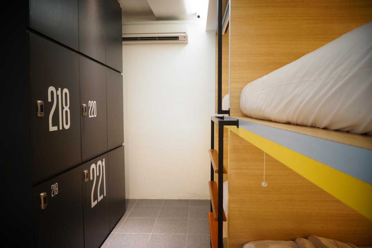 Borough Capsule Hostel Bali Legian Esterno foto