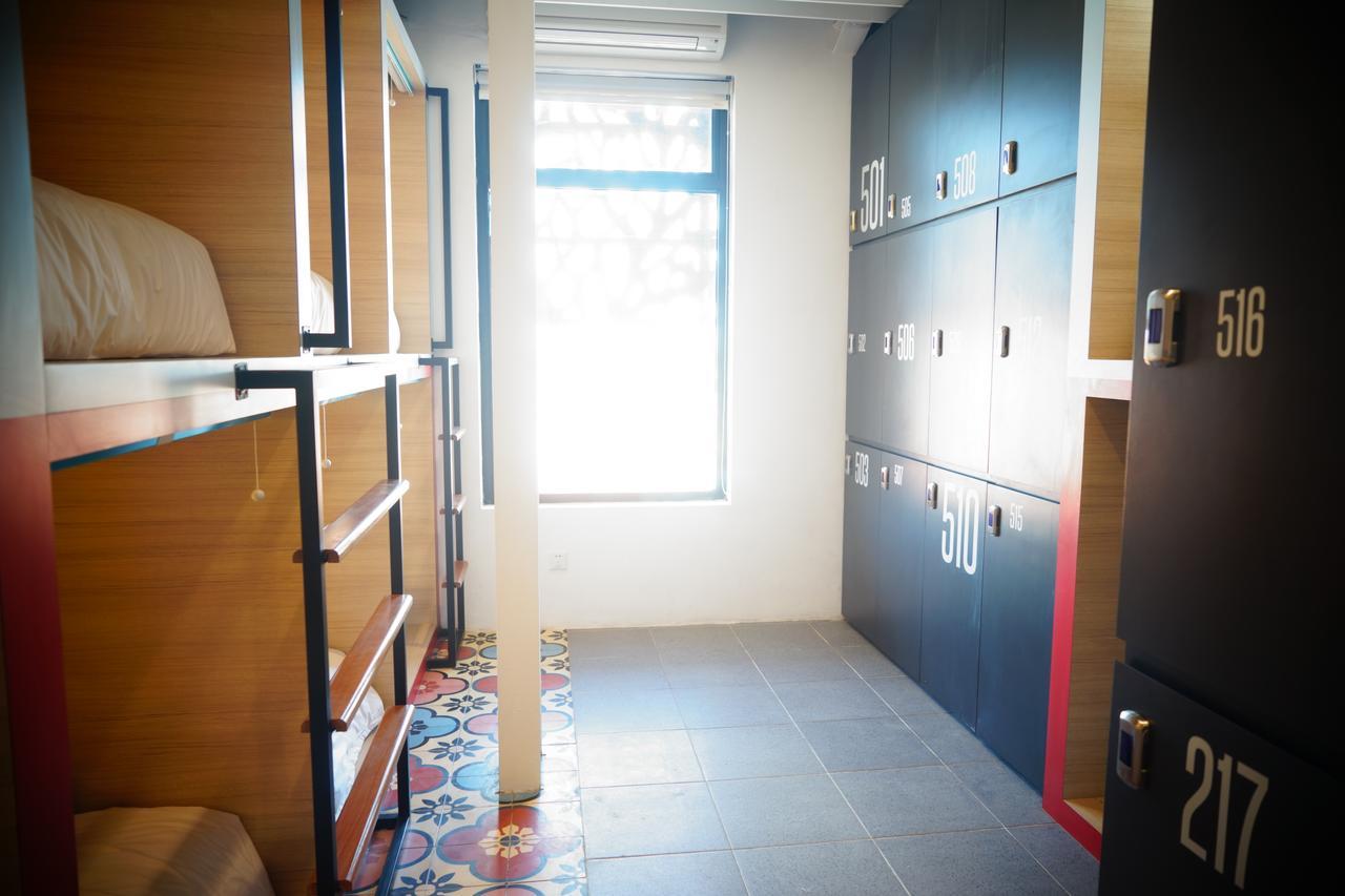 Borough Capsule Hostel Bali Legian Esterno foto