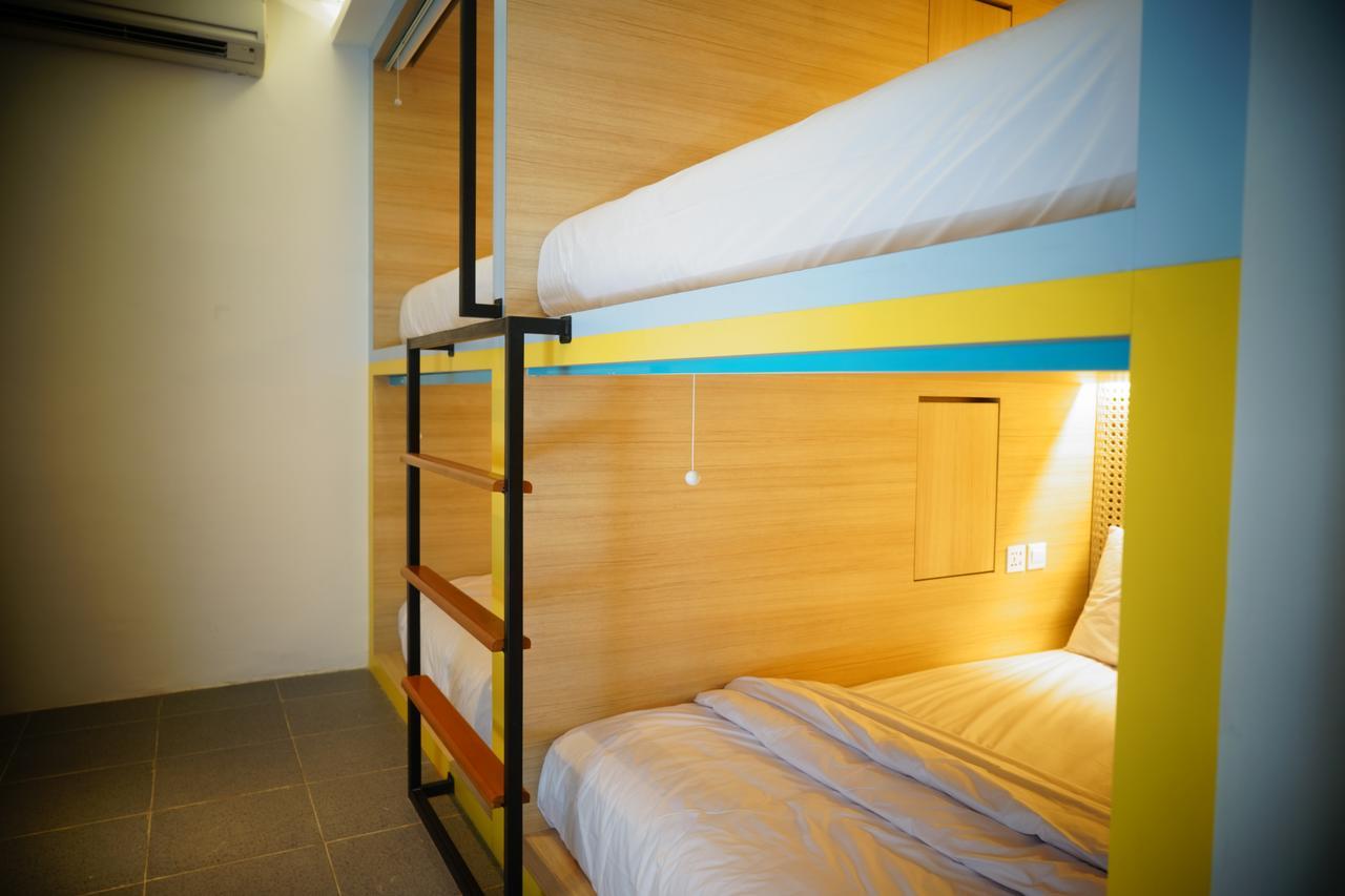 Borough Capsule Hostel Bali Legian Esterno foto