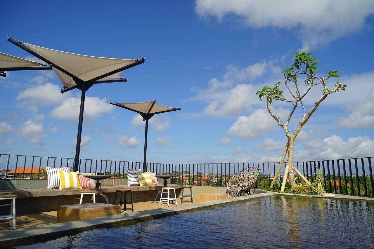 Borough Capsule Hostel Bali Legian Esterno foto