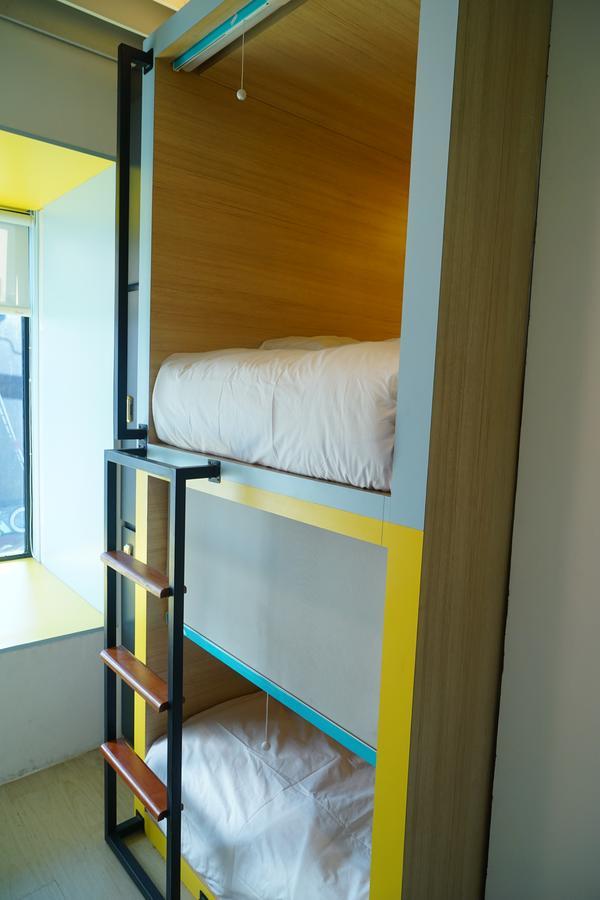 Borough Capsule Hostel Bali Legian Esterno foto
